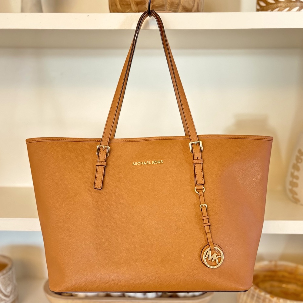 💝HOST PICK!💖 MICHAEL KORS Jet Set LARGE Tote in Tan Saffiano! EUC!